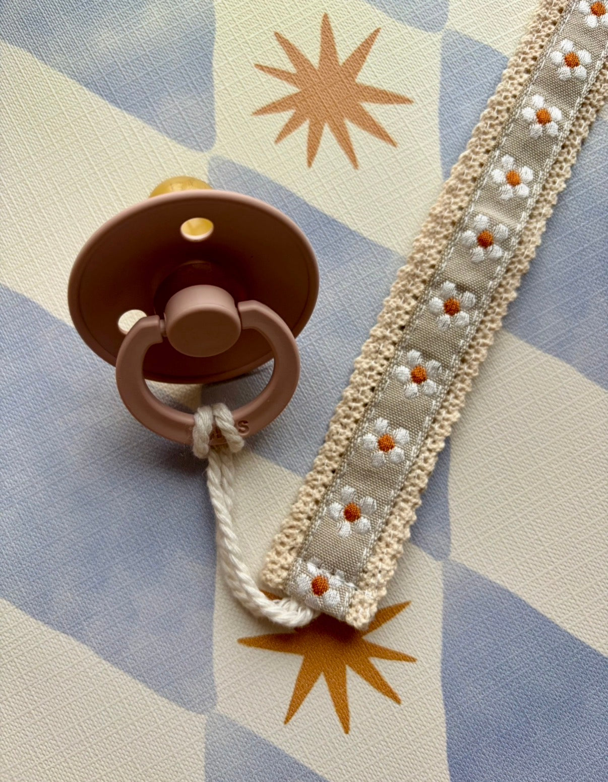 Embroidered Dummy Clip White Daisy