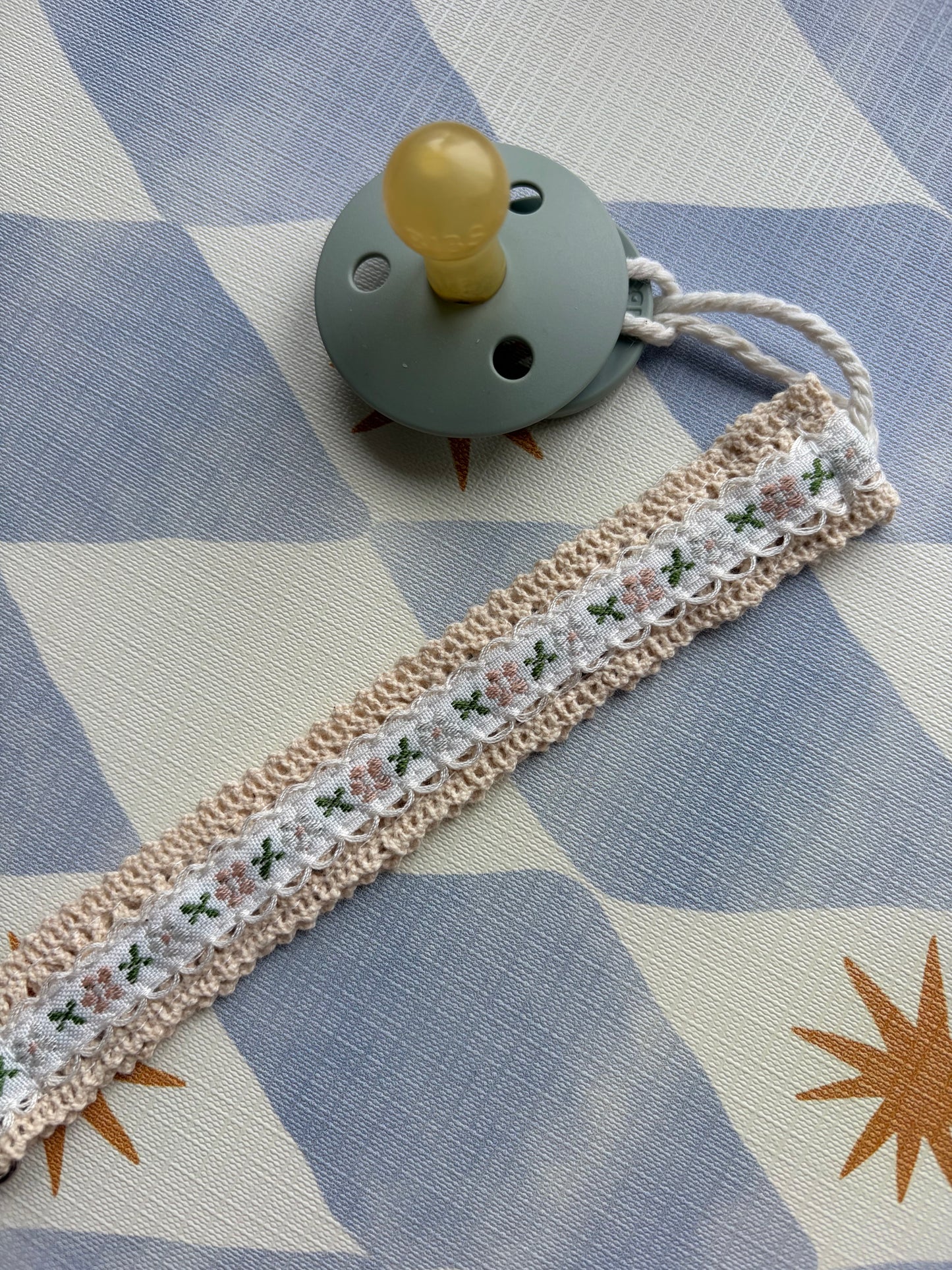 Embroidered Dummy Clip Wild Flower White