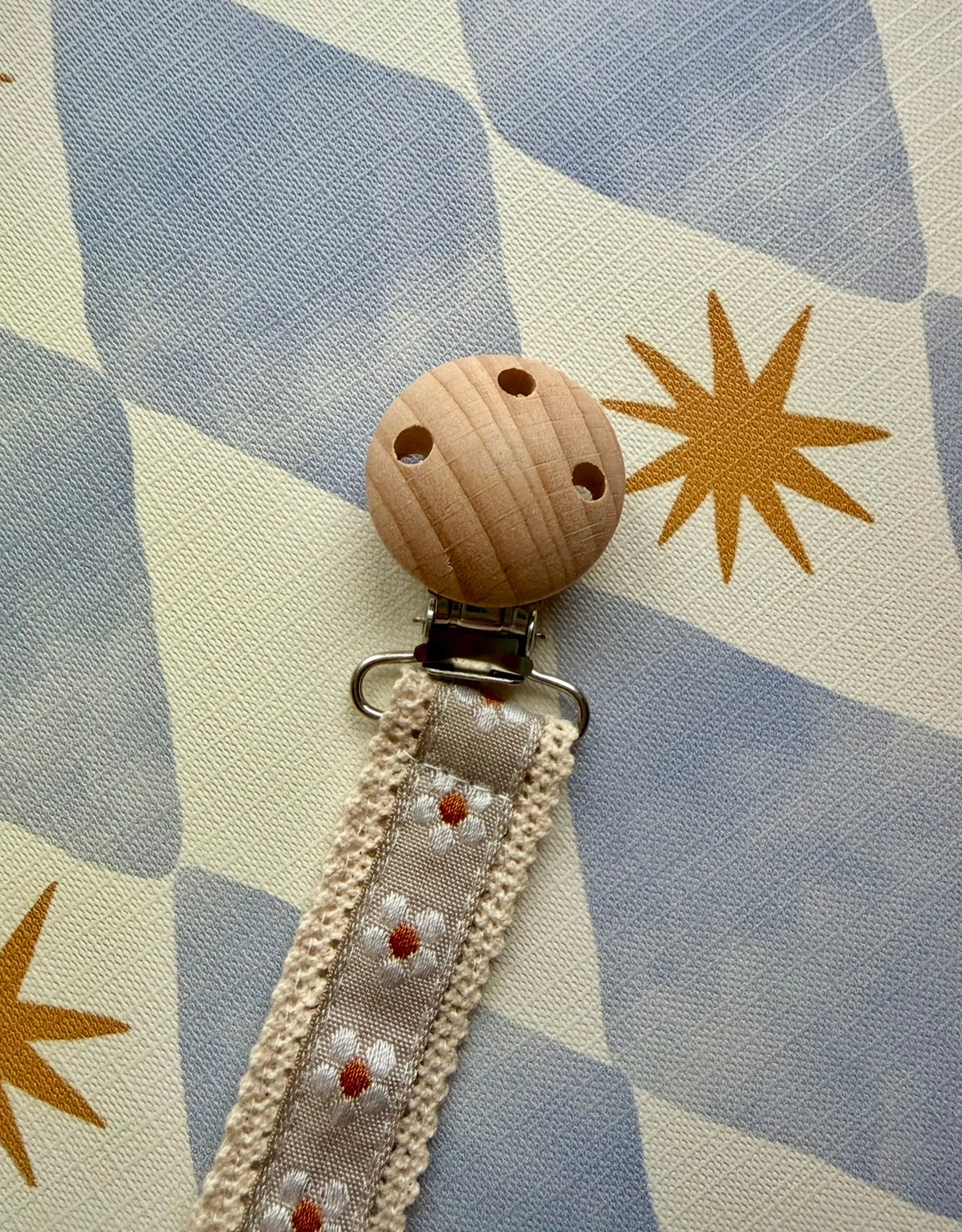 Embroidered Dummy Clip White Daisy
