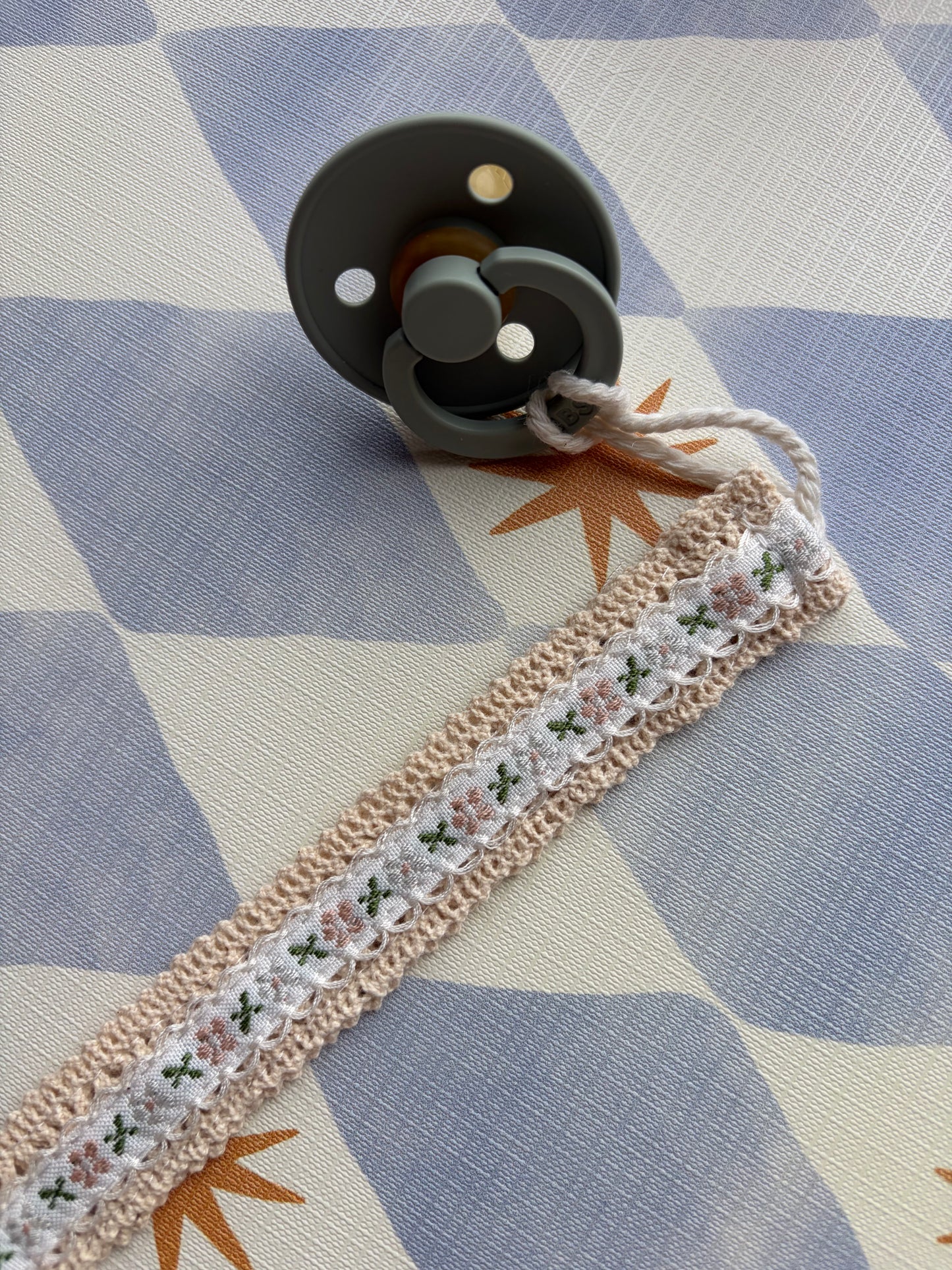 Embroidered Dummy Clip Wild Flower White