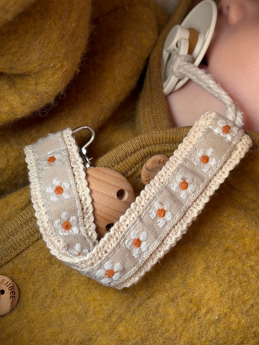 Embroidered Dummy Clip White Daisy