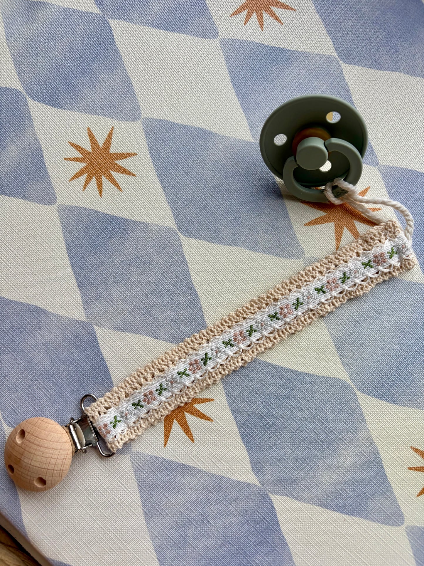 Embroidered Dummy Clip Wild Flower White