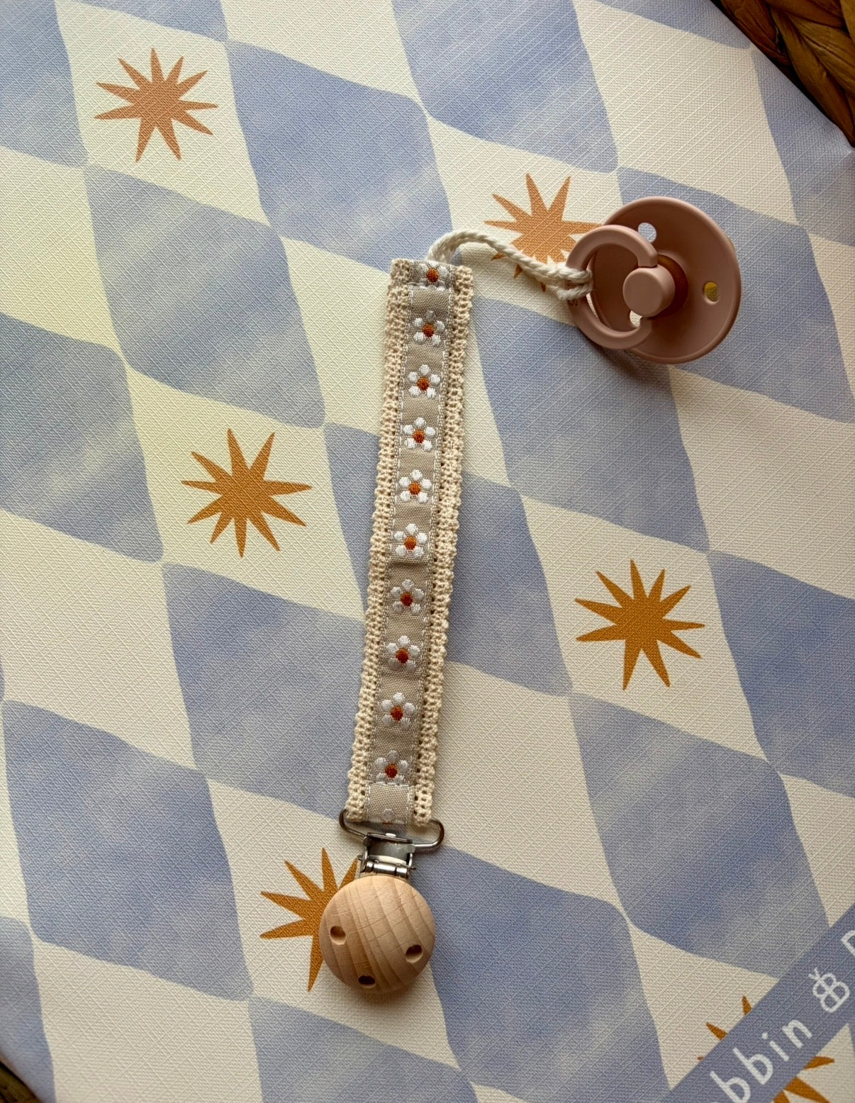 Embroidered Dummy Clip White Daisy